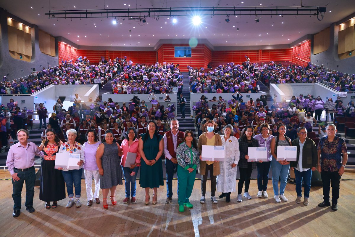 IneaCdmx's tweet photo. Participamos en entrega del programa "Mujeres Estudiando" junto con la alcaldeza @ClaraBrugadaM INEA ha contribuido a qmujeres de @Alc_Iztapalapa concluyan sus estudios Acércate a INEA busca tu Plaza https://t.co/v7aiHTctRm 8008906310 visita #AprendeINEA https://t.co/g39yuEp6Hi https://t.co/VPTlZVsq0O