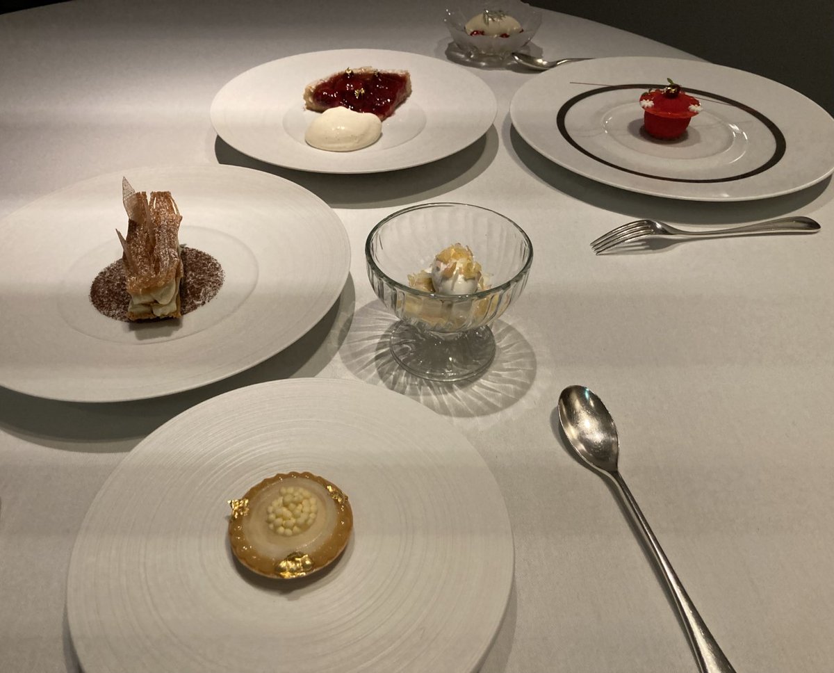 Desserts aplenty @ChapterOnebyMV
#2MICHELINStars #Dublin  
guide.michelin.com/us/en/dublin/d…