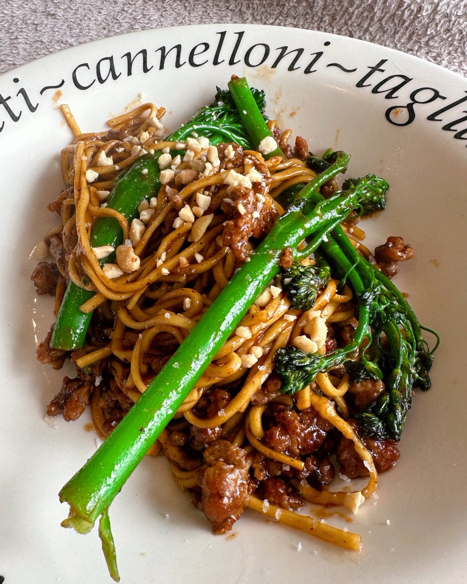 My first 2 @HelloFreshUK recipes 🌿📦

Honey Mustard Sausages & Onion Gravy
Sticky Bulgogi Pork Noodles

#recipebox #recipeoftheday #hellofresh