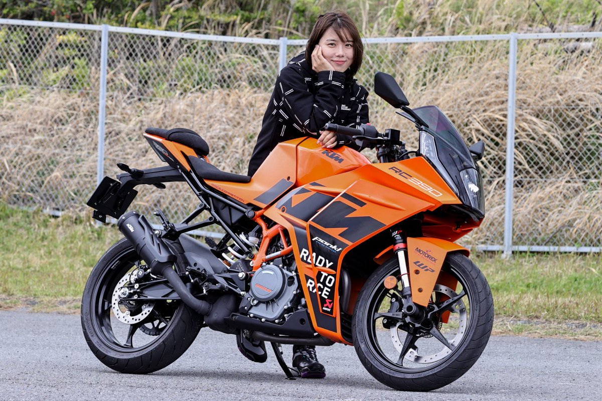 rina_onogi's tweet photo. 周りと差がつく中型スーパースポーツバイクとしておすすめしたい…オレンジ×黒の可愛さゼロで振り切った格好良さで溢れるデザイン…独特の乾くような低音で軽快な加速とコーナリングはライダーの姿をよりクールにさせる…
📍KTM RC390 https://t.co/NMXlVWjDqQ