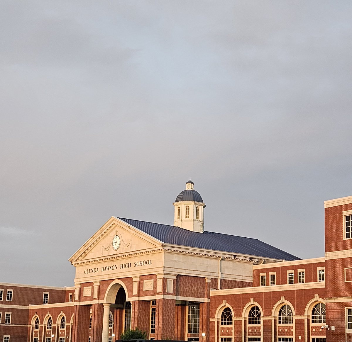 ganodiana's tweet photo. Although it's Monday, it started off beautifully: we had a gorgeous sunrise that made @DawsonHighSchl look golden. #onemoreMonday https://t.co/Aj8s5VBF9X