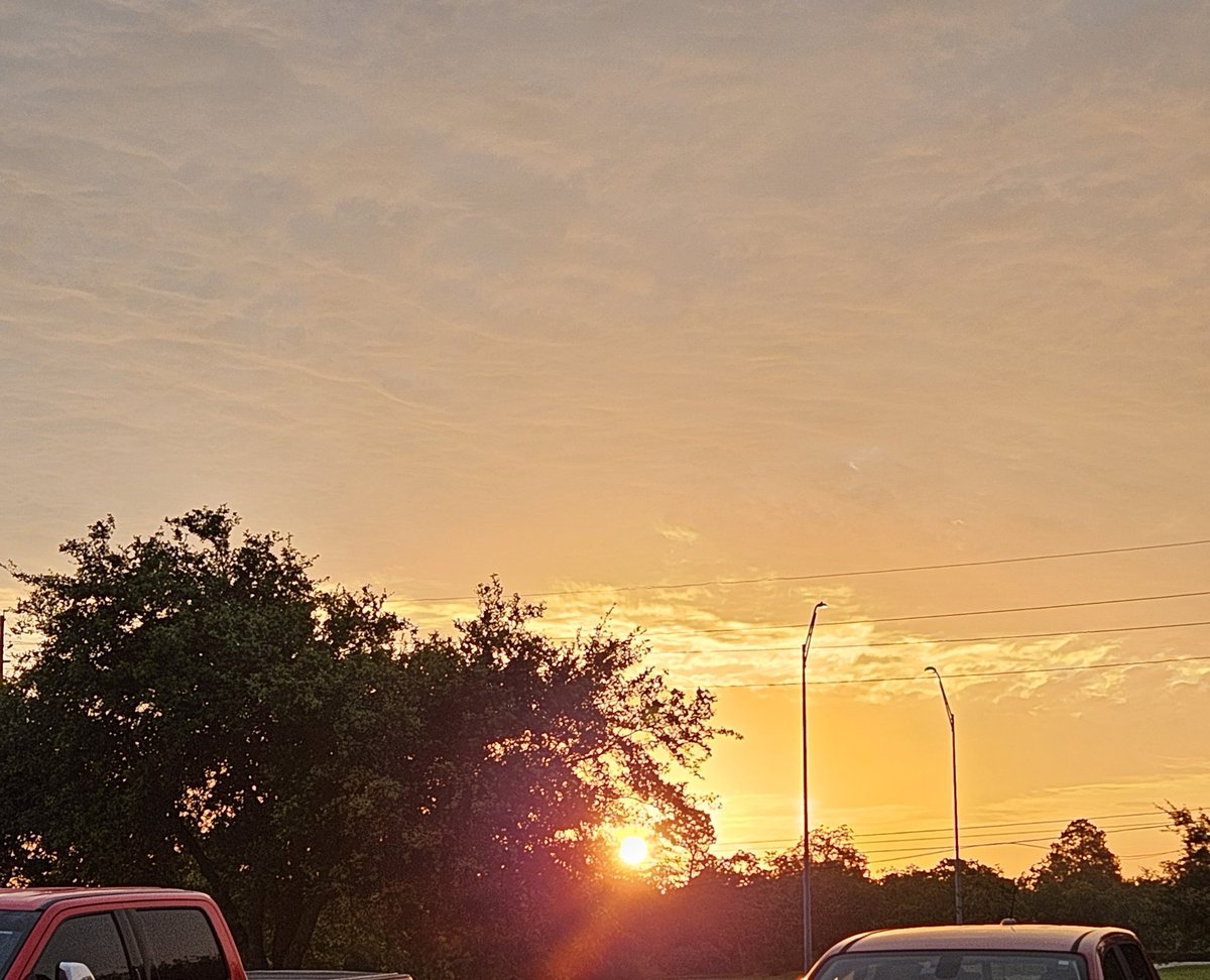 ganodiana's tweet photo. Although it's Monday, it started off beautifully: we had a gorgeous sunrise that made @DawsonHighSchl look golden. #onemoreMonday https://t.co/Aj8s5VBF9X