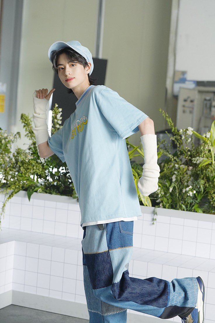 나 현준이 이 착장이 너무너무 좋음...
약간 그시절 얼짱같은 느낌이라서...😍