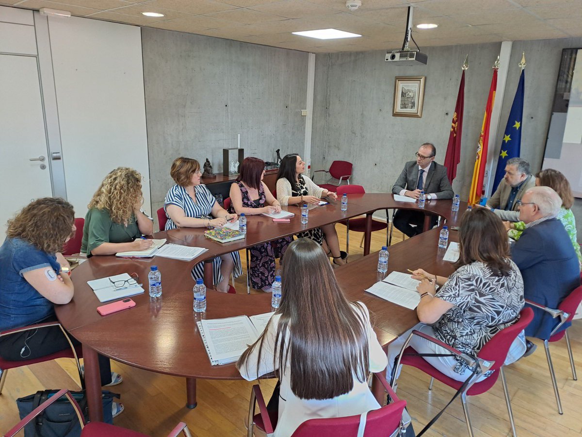 VictorMarinNav's tweet photo. Esta mañana he mantenido una reunión de trabajo con una representación del sector de la orientación educativa para conocer de primera mano sus necesidades y propuestas.
La mejora de la orientación en la #RegióndeMurcia debe partir del diálogo y el consenso con los especialistas. https://t.co/ex1MEuE5YE