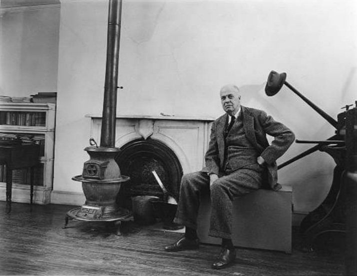 La fotografia può essere descritta con un termine molto semplice: selettività.
#BereniceAbbott

#EdwardHopper nel suo studio (Ph. di B. Abbott, 1948)