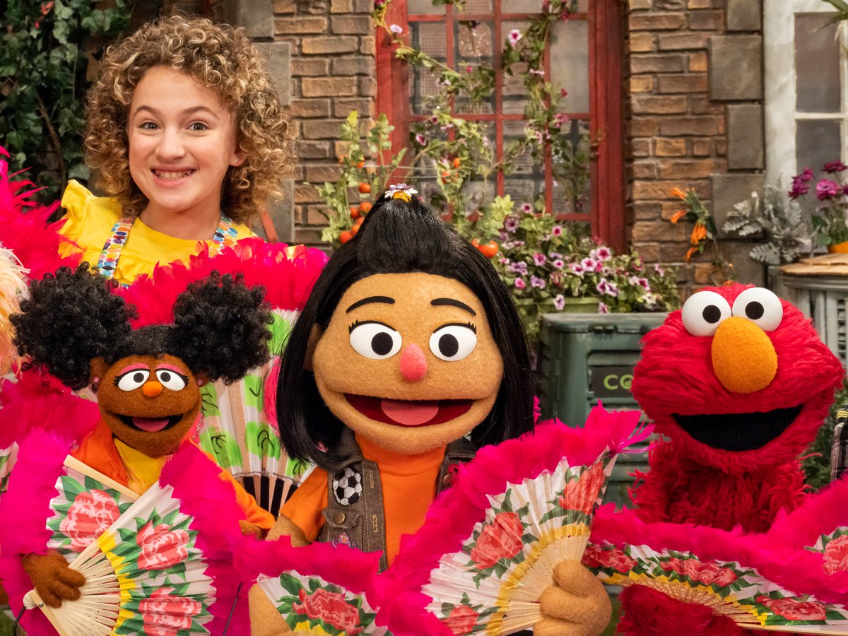 elmo's tweet image. Today on Sesame Street, Ji-Young invited Elmo to a Korean dance class to learn Buchaechum. Elmo is excited to keep practicing. Happy #APIHeritageMonth!