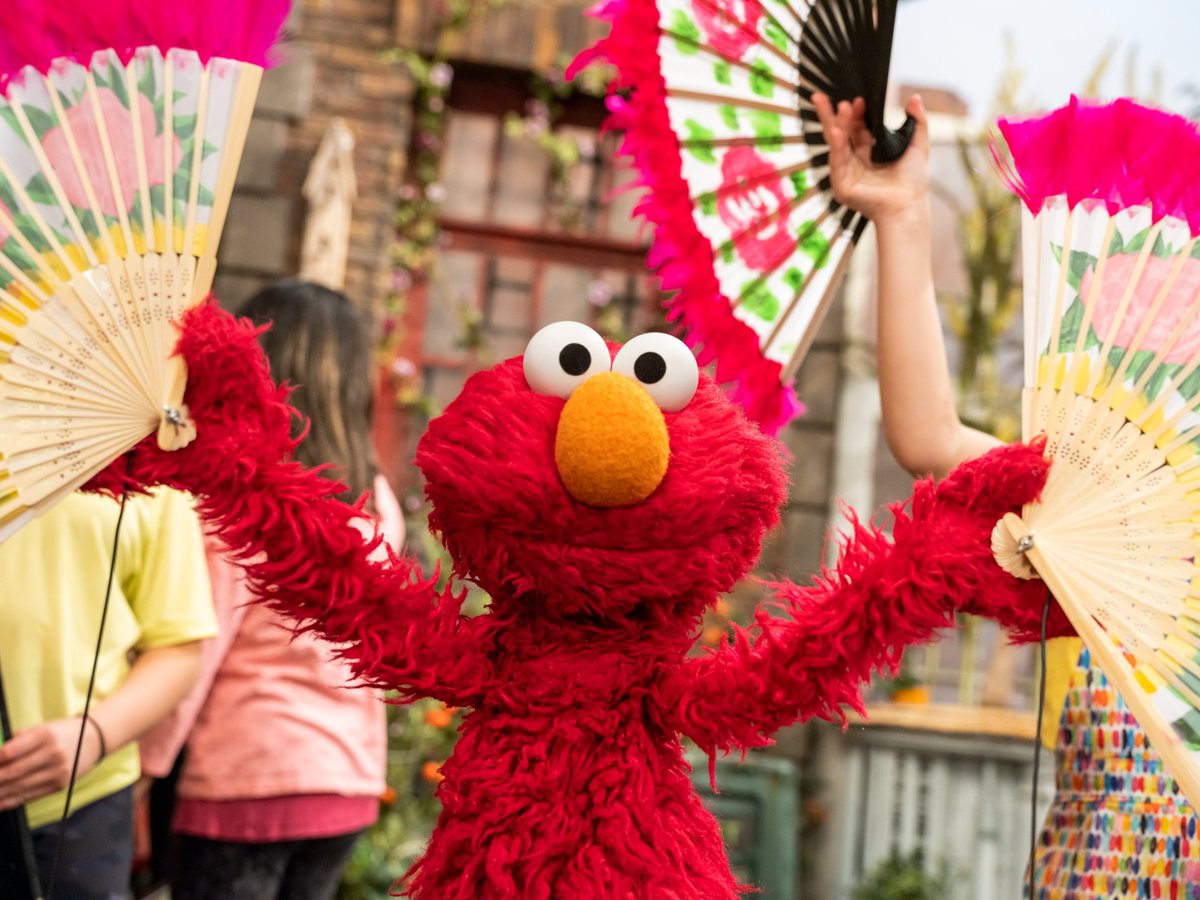 elmo's tweet image. Today on Sesame Street, Ji-Young invited Elmo to a Korean dance class to learn Buchaechum. Elmo is excited to keep practicing. Happy #APIHeritageMonth!