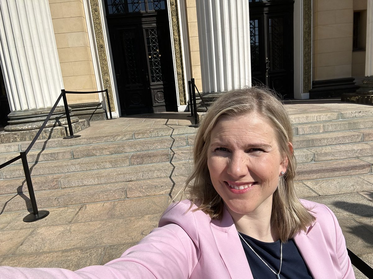 Säätytalolla pohditaan monipuolisesti hyvää yhteiskuntaa. Oli ilo päästä vaihtamaan ajatuksia puoluesihteereiden kanssa. Päivän aiheena puolijulkiset tilat ja vaalikampanjointi. @sryhmä

#hallitusneuvottelut 

*ihanan aurinkoista