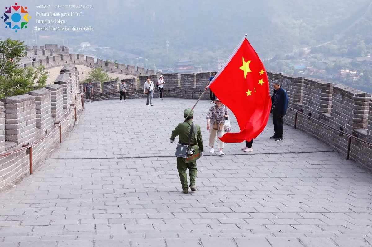 GabrielShan2's tweet photo. Un veterano del Ejército Rojo patrullando la Gran Muralla https://t.co/wNG6IFZIRk