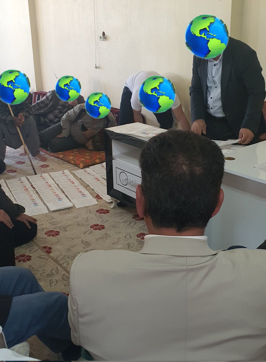 Seçim üzerine biraz içimi döküp sonra kaçacağım. Bizzat görevli olduğum 400 seçmenli (2sandıktan oluşan) bir köy karesi ile giriş yapıyorum.
En soft en demokratik ortamı seçmeye gayret ettim. Çünkü söz konusu Ş.urfa olunca önce can sonra canan
Ortam şahane kabul edin 🙂