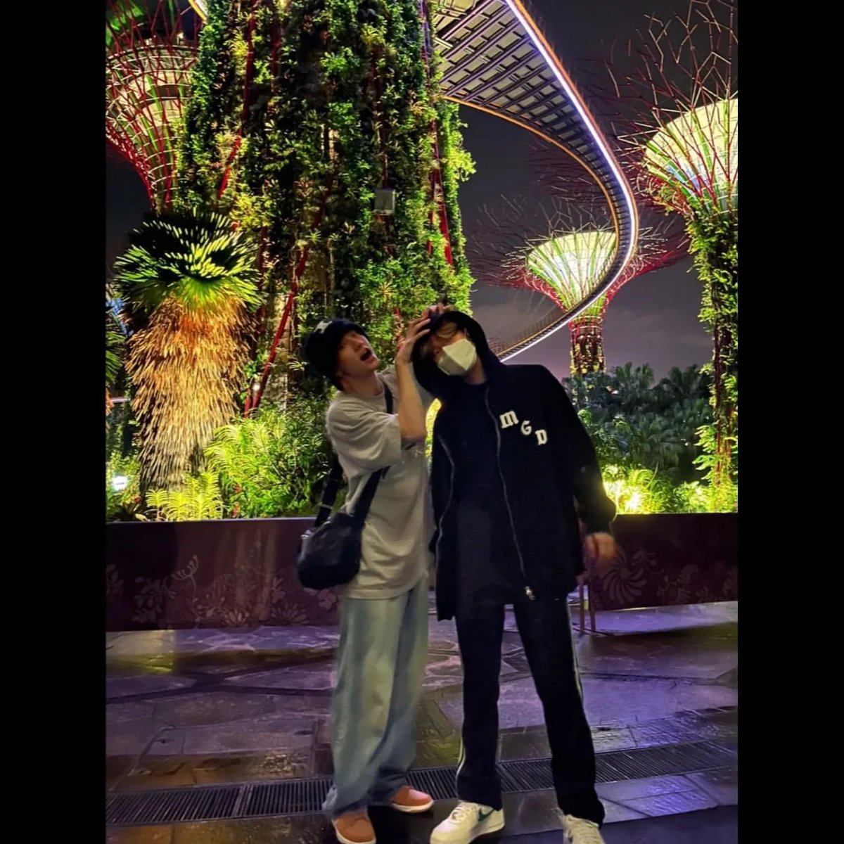 mongchiot's tweet photo. HELP RT‼️

TWITTER PLEASE DO YOUR MAGIC‼️

Hp aku ilang di gramedia depok yang deketnya mall margo city. Iphone 14 pro deep purple lockscreen seungmin hyunjin yang inii. Pelakunya kayak gini tampilannya. Tolong siapapun yang nemuin ini dm aku terima kasih🙏🙏 https://t.co/Oi2wVDl8ox