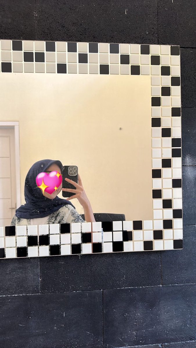 mongchiot's tweet photo. HELP RT‼️

TWITTER PLEASE DO YOUR MAGIC‼️

Hp aku ilang di gramedia depok yang deketnya mall margo city. Iphone 14 pro deep purple lockscreen seungmin hyunjin yang inii. Pelakunya kayak gini tampilannya. Tolong siapapun yang nemuin ini dm aku terima kasih🙏🙏 https://t.co/Oi2wVDl8ox