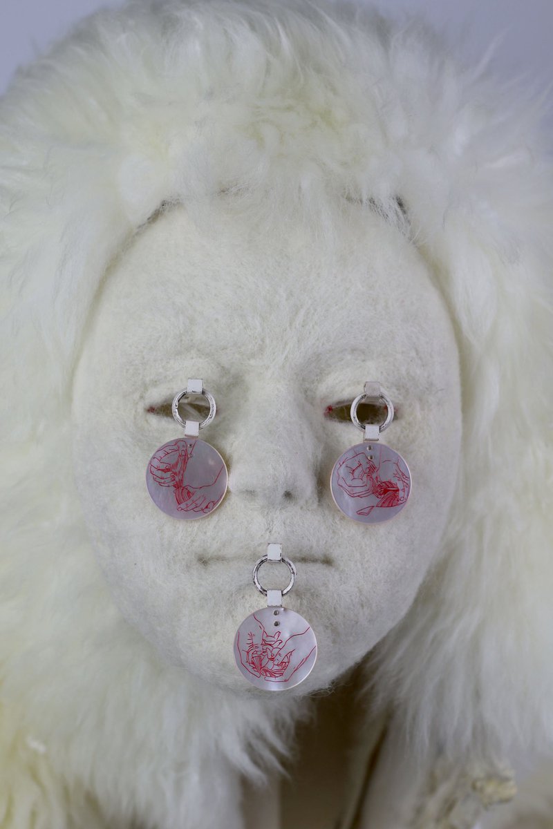 alwaysrelaxin's tweet photo. The Warm Ones

Sheepskin, felted wool, steel, mother of pearl, pigmented ink, sterling silver, waxed thread, lacquer.

“Meleg vagyok” or “Melegem van”? https://t.co/31VaOxQ4iY