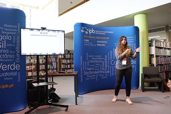 surroundedbysci's tweet photo. Check out the full article about Surrounded by Science's participation at SciComPt 2023, in Bragança, Portugal! 🎙🧪
👉 Read more here: https://t.co/lTInZ78gIg
#SurroundedByScience #SciComPt2023 #ScienceCommunication https://t.co/j8E6D6hk10
