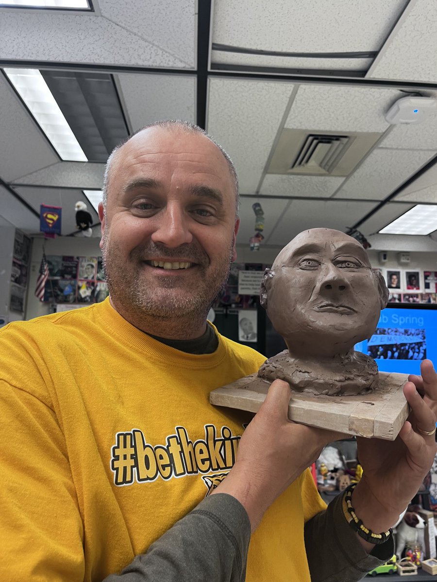 lyonsrorange's tweet photo. Thank you (I guess) Helen K for the artistic bust of me (I think it is). This is hard to do but…I am speechless. #WhatABust https://t.co/yyOkKQ9mLd