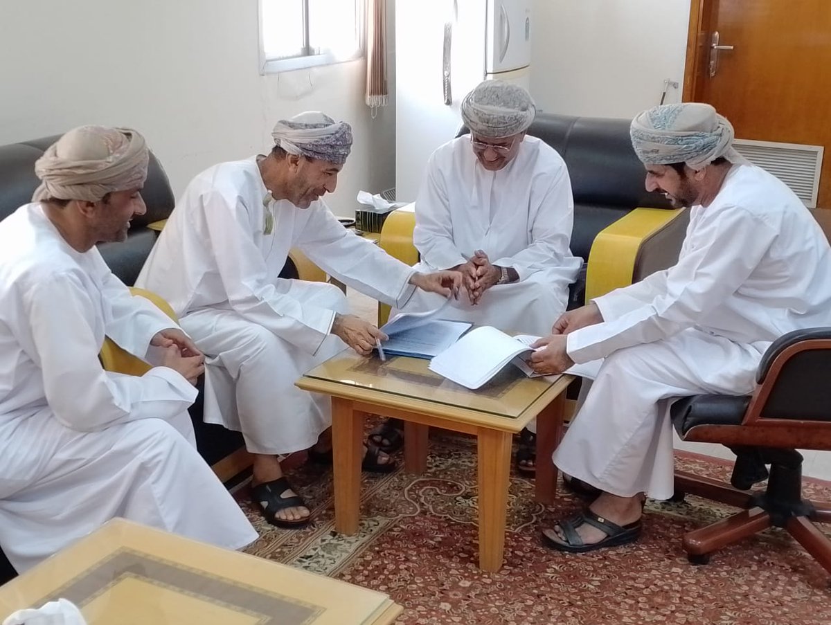 nasseralamri99's tweet photo. الإجتماع بمكتب سعادة الشيخ والي إزكي بعد الرجوع من معاينة بعض الأماكن المقترحة وهي (  مقترح تطوير منتزه الطوق - مقترح الممشي الصحي بقلعة العوامر - ومقترح منتزه شافع الطبيعي ) https://t.co/5ndL5lluTn