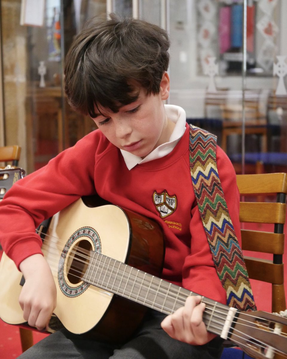 A quick change of scenery for last weeks music lessons at Goosnargh Oliversons Primary school 🎶

#createmusic #musiclesson #guitar #schoollesson