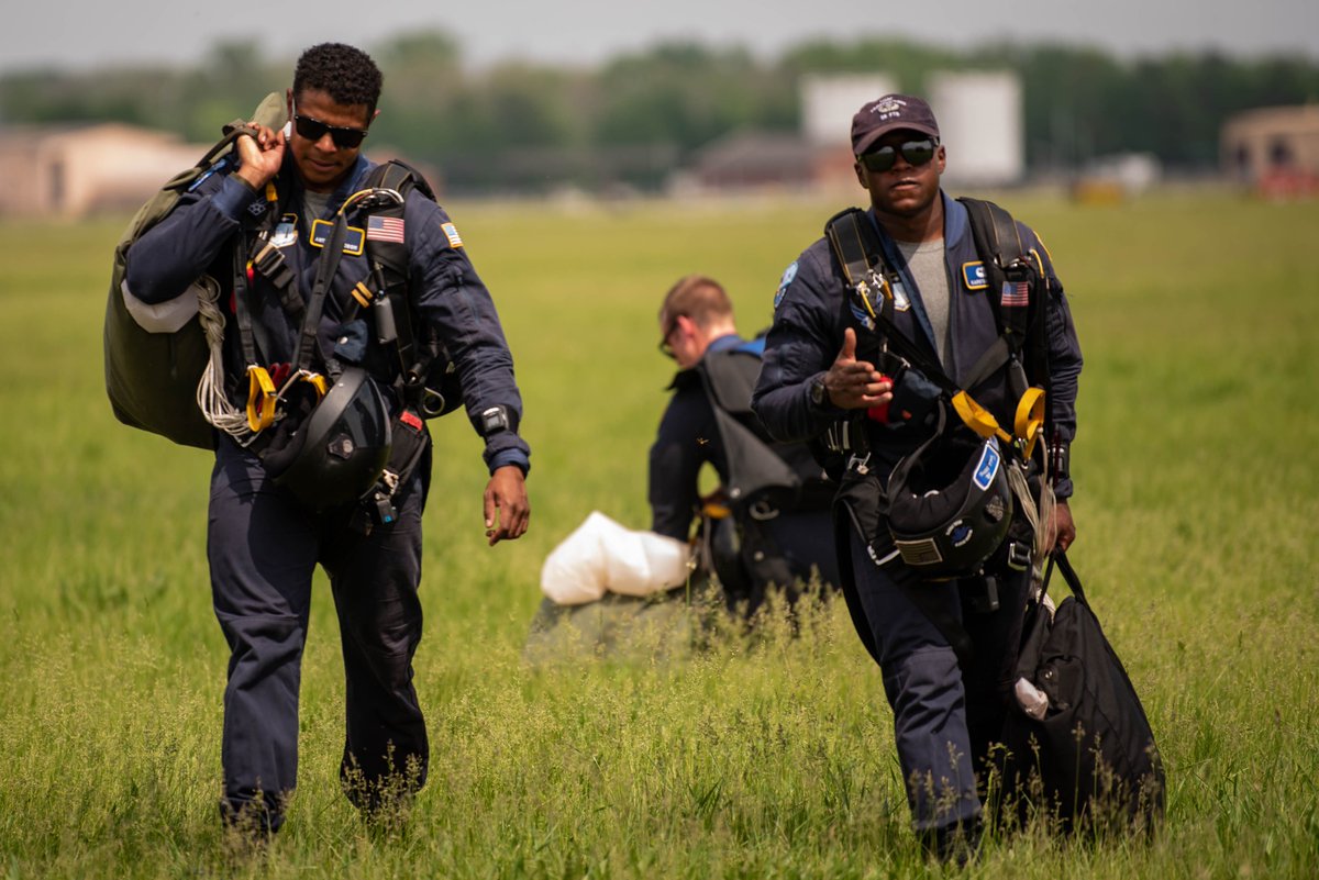 One of our Airmen had the distinct honor to jump with the Wings of Blue - USAF Parachute Team! 🪂 Airshow teams and all of the performers work tirelessly to demonstrate their capabilities and connect with military members and the community. This is what it's all about!