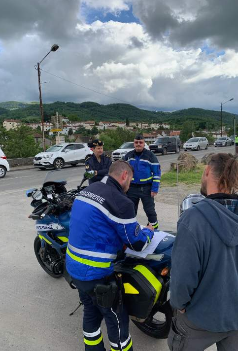 Prefet09's tweet photo. #Lutte #rodéos #urbains| Opération de contrôle de la @Gendarmerie à St Girons en présence de la sous-préfète Catherine Lupion 👉 47 contrôles de  #2roues 👉20 infractions 👉4 immobilisations. Les contrôles vont se poursuivre #sécurité #tranquillité. https://t.co/WpAImo4BbB