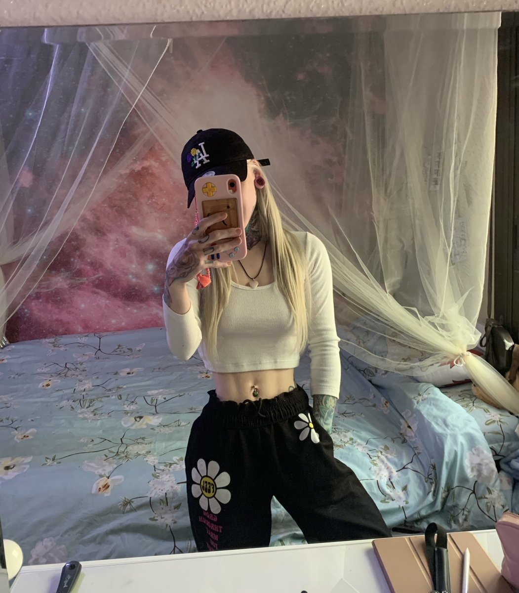 Just came to say hello and i hope everybody have a nice week 🫶🏻 

Also #MercuryRetrograde ends today😌✨