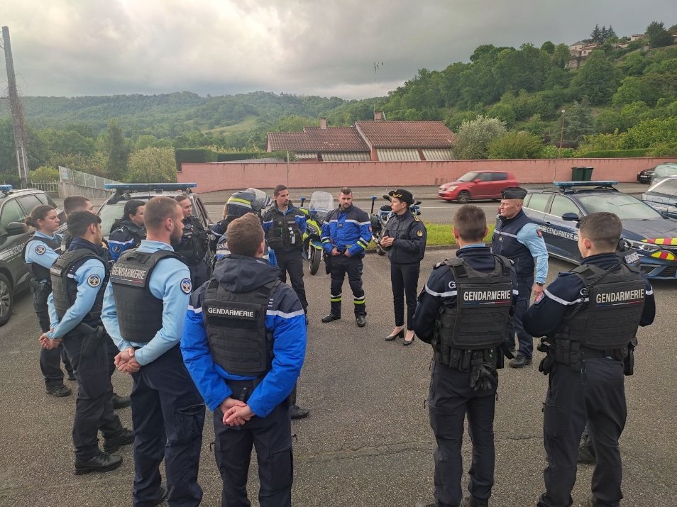 Prefet09's tweet photo. #Lutte #rodéos #urbains| Opération de contrôle de la @Gendarmerie à St Girons en présence de la sous-préfète Catherine Lupion 👉 47 contrôles de  #2roues 👉20 infractions 👉4 immobilisations. Les contrôles vont se poursuivre #sécurité #tranquillité. https://t.co/WpAImo4BbB