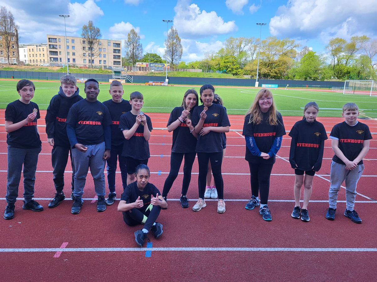 mrCheungSps's tweet photo. ×2 buses to Meadowbank.
A full day of competition in the Edinburgh sun. 
Home just in time for the bell. 
This group of P6 and 7 pupils represented our school in the best possible way both on and off the track.
@ActiveSchoolsED 
#teamstenhouse https://t.co/VOoe7h9qcM