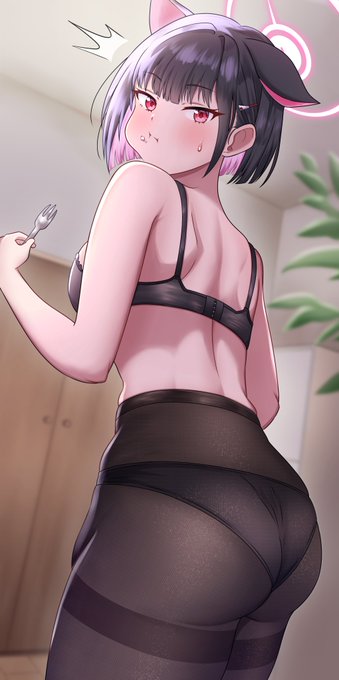 お着替え中に食べちゃう杏山カズサ🍰
#ブルアカ 
#ストッキングの日 