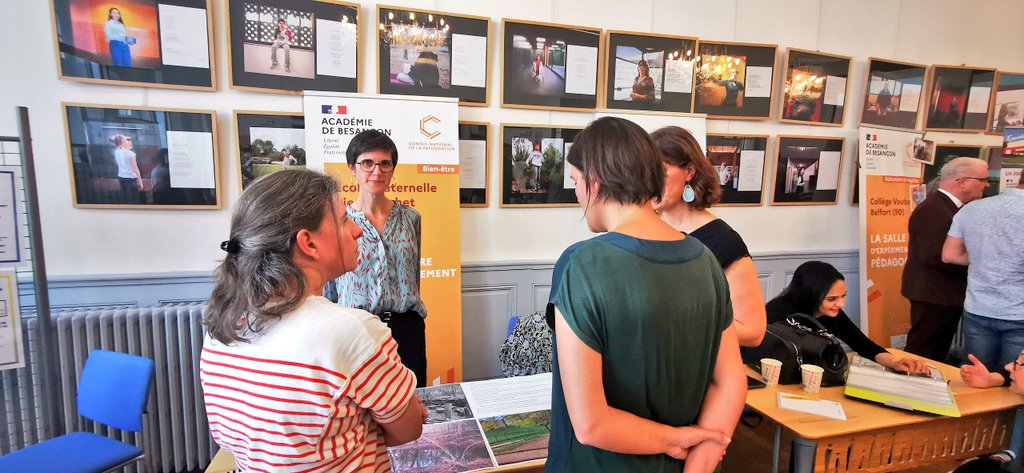acbesancon's tweet photo. Aujourd'hui, se tenaient au rectorat @acbesancon, les portes ouvertes du "CNR Éducation | Notre école, faisons-la ensemble".
Sous la forme d'un mini salon, une quinzaine de structures scolaires ont pu présenter leur projet.
Au programme : idées, échanges, et conseils ! https://t.co/ku5ykoyoh4