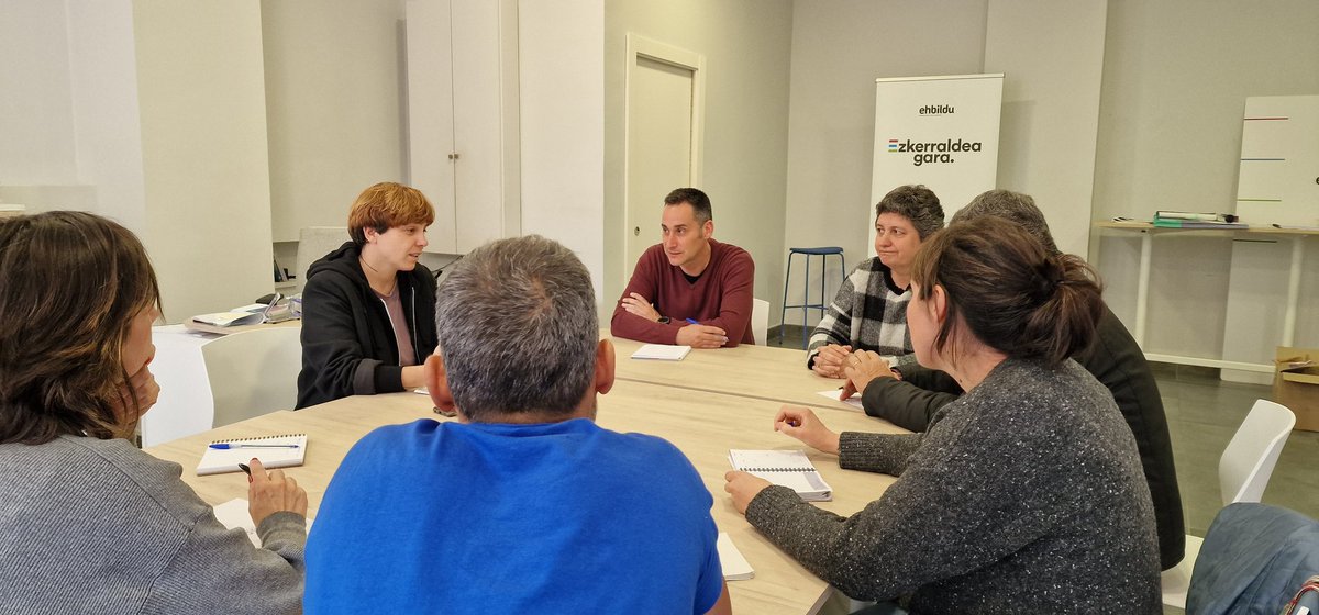 Iker__Casanova's tweet photo. Me he reunido, junto con @KaleGorria , con representantes de las 1.500 trabajadoras del sector de la diversidad funcional de Bizkaia en lucha por sus convenios.

Estamos con vosotras. Es deber de la Diputación garantizar condiciones laborales dignas en los servicios públicos. https://t.co/1zkY4XNK7Q