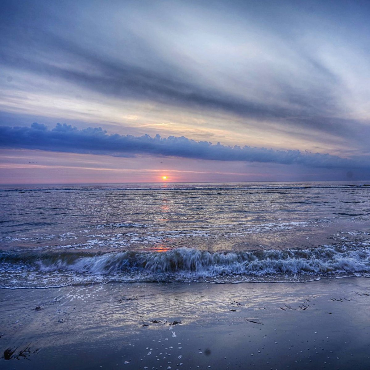 Endlich #Amrum ! Gestern Abend herrliches #Panorama am #Kniepsand // #nordsee #light #clouds #peace #reiselust #travel #outdoor #nature #travelgram #landscape #landscapephotography #reiselust  #borntotravel  #welltraveled #holiday #mood #sky #view #nexttrip #sunset #blue #pink