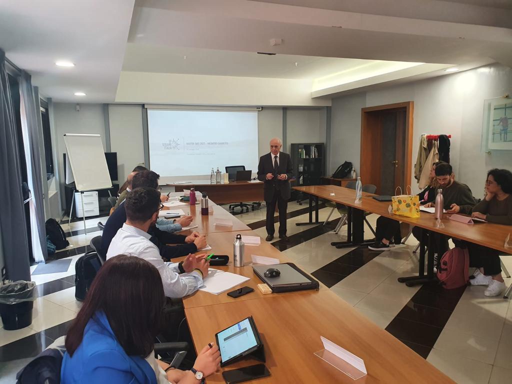 EFSolare's tweet photo. 📚Oggi il nostro vicepresidente Giuseppe Noviello ha incontrato i partecipanti al #MasterSAFE, di cui EF Solare è partner, per discutere dello scenario italiano ed europeo del #fotovoltaico e del ruolo svolto dal Gruppo che lavora ogni giorno per lo sviluppo del settore! #gogreen https://t.co/fDvXGNtsod