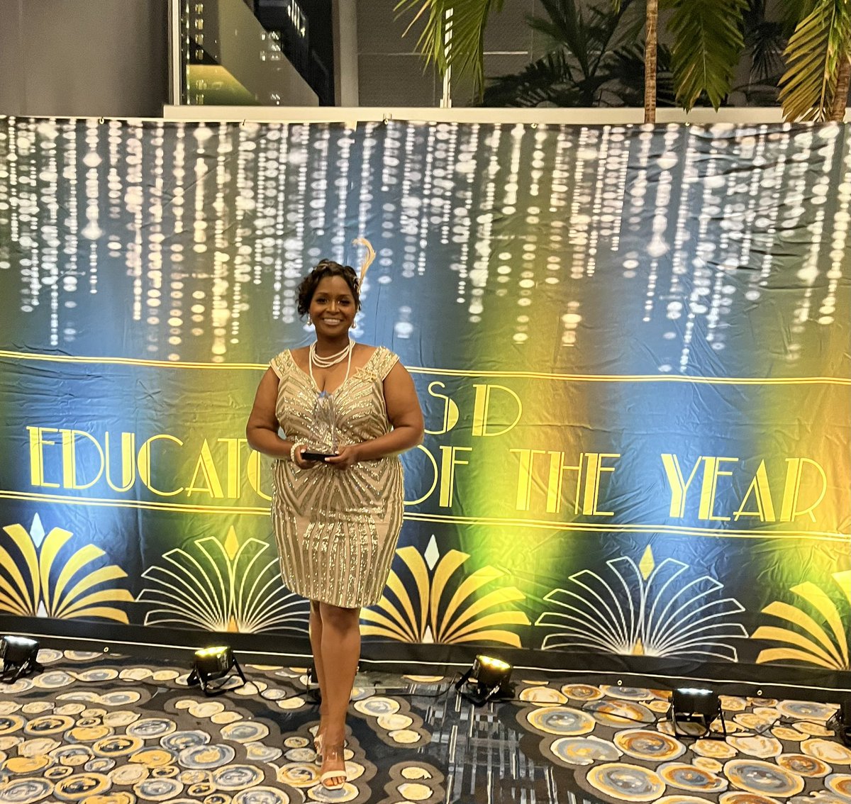 Congratulations to the Social Worker of the Year! #EOY #promotingexcellence @HoustonISD @Dra_CastilloC @GlendaCalloway1 @TeamHISD