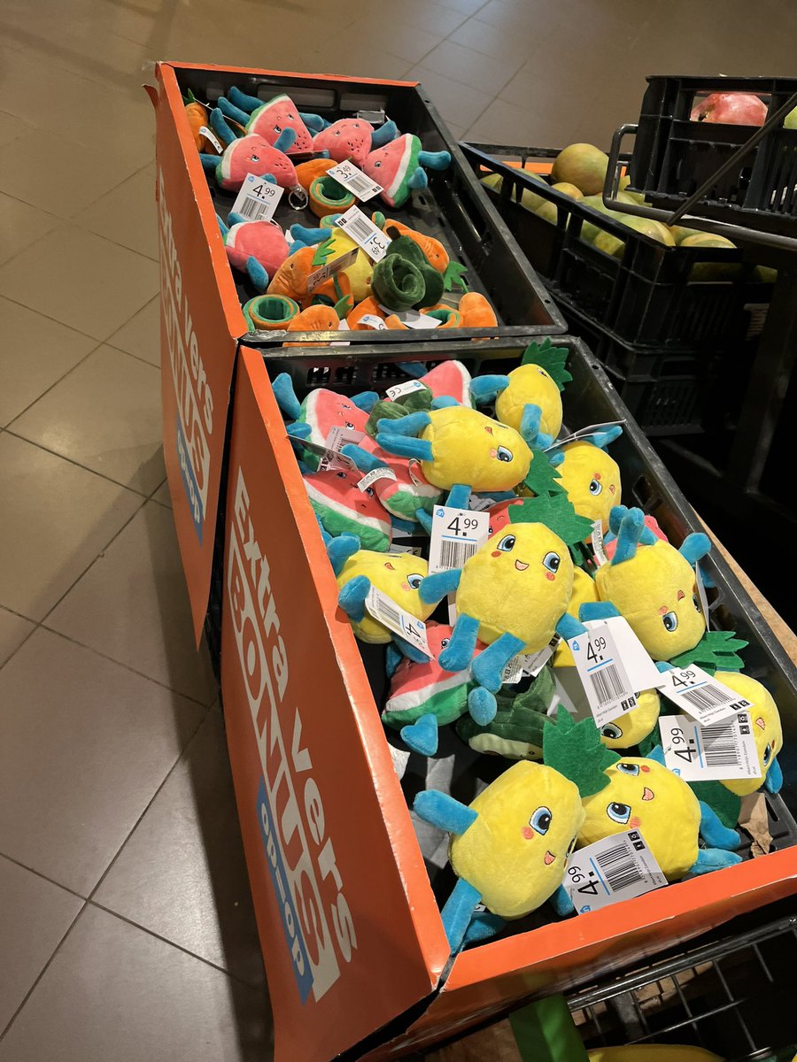 Niemand vindt dit leuk. Polyester meloen of ananas om mee te knuffelen. Bestaande uit #microplastics. Verscheept uit China of Taiwan. Wanneer stoppen supermarkten <a href="/albertheijn/">Albert Heijn</a> met deze ongezonde vervuilende onzin?