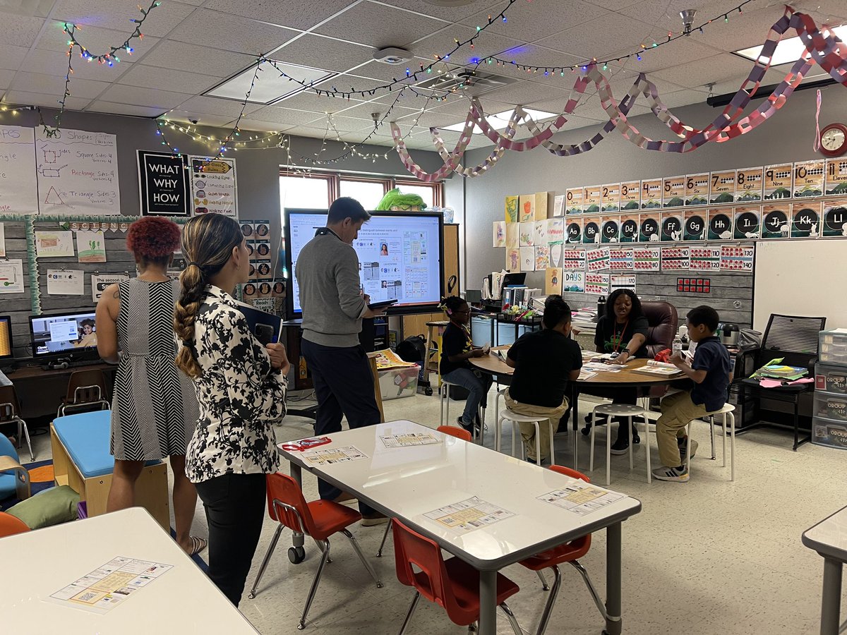PersonalizeDISD's tweet photo. 💡 Work plans, data tracking, novel engineering, student agency, the list of amazing things at Zaragoza’s Educator Tour today goes on! Thank you to everyone who attended today to learn more about how @Zaragoza_PL helps their students soar #PLtour @JuanCordobaDISD https://t.co/sHAhrI4TDw