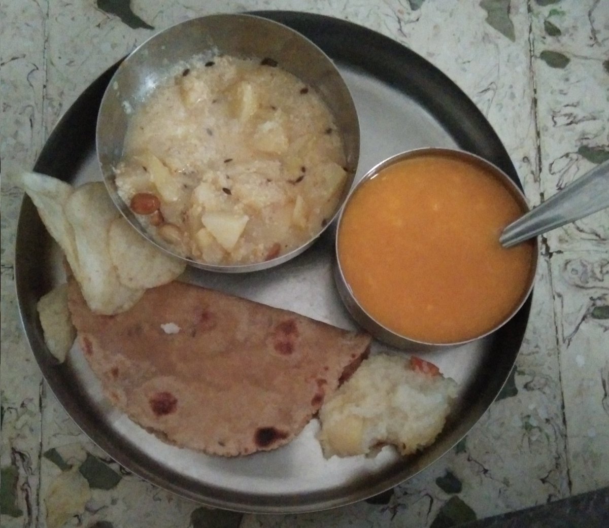 Monday lunch time with aloo subzi, ragi roti, aam ras, moraiya, potato wafers and dahi.
#homefood #homecooking #mondaylunch #mondayfood #foodblogger