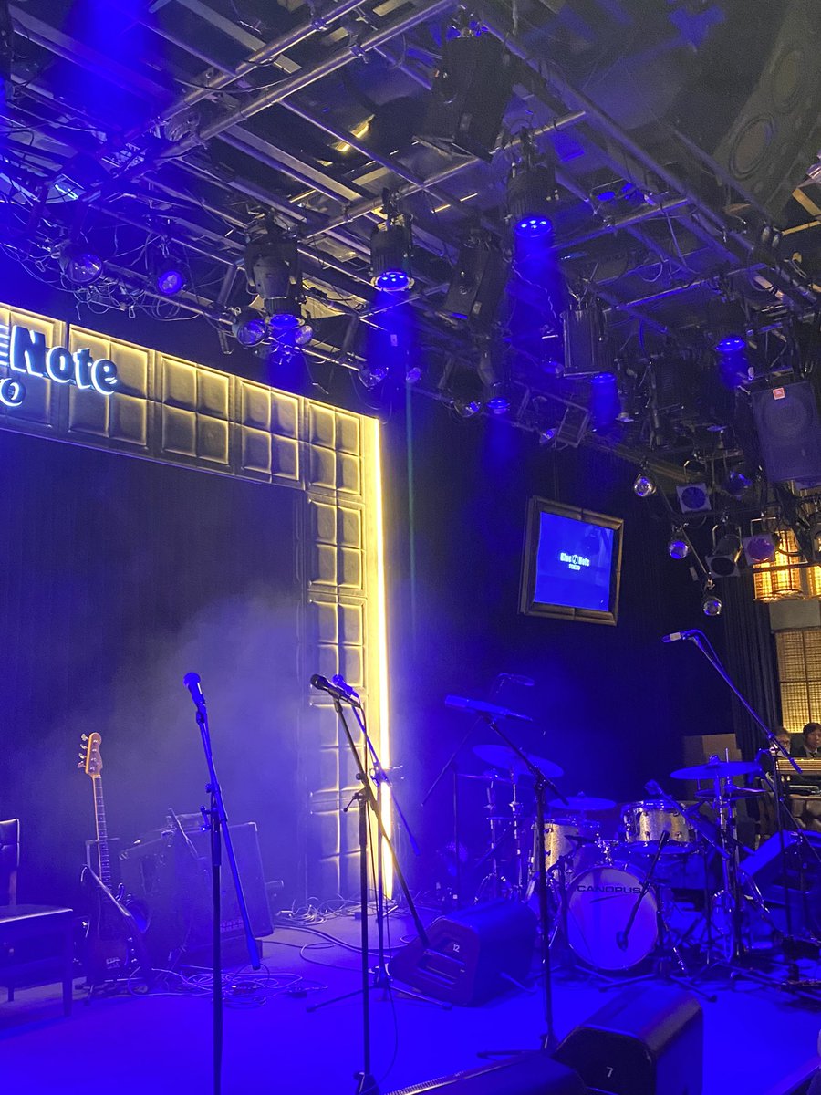 takemas13928201's tweet photo. 2023.5.15
#ANDREAMOTIS (vo,tp)  "#Loopholes" 2nd show #ChristophMallinger(g,vln,mandolin)#ArecioSmith(key)#StephanKondert(b)#MiguelAsensio(ds)#アンドレア・モティス #ブルーノート東京
2ndはメンバーの演奏が激アツ。ギアが一段上がり、より有機的な演奏となり、かなりの高みに到達。
(1/3 https://t.co/uxuPkWpyWW