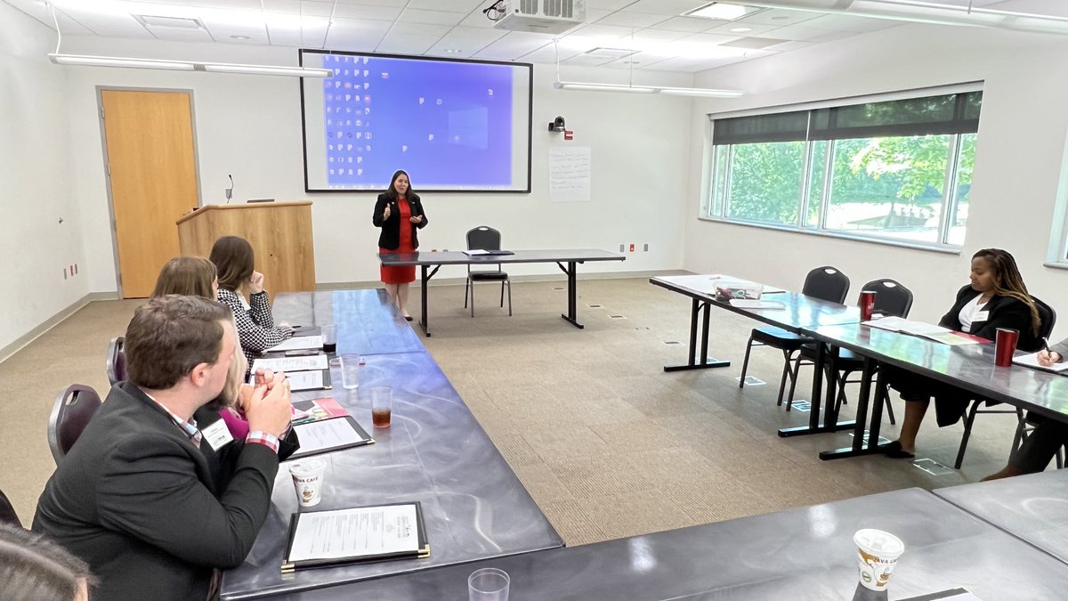 AgWriterArk's tweet photo. .@dianeMashburn gives practical information about successful job interviews.
#FutureAgLeaders @uaex_CommDev https://t.co/zkVYpWrvBx