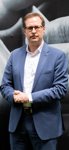WaldaHood's tweet photo. @MartinHuberCSU Du guckst aber nicht glücklich, so unzufrieden, angespannt. Wir stehen Seite an Seite, damit sich unsere Leben lange lebenswert leben lassen. Es lohnt sich, wenn ihr uns erspart bleibt. #NäherAmMenschen #Verheizer #CSUkaltstellen #CSUstoppen https://t.co/L0O8nvOjXz