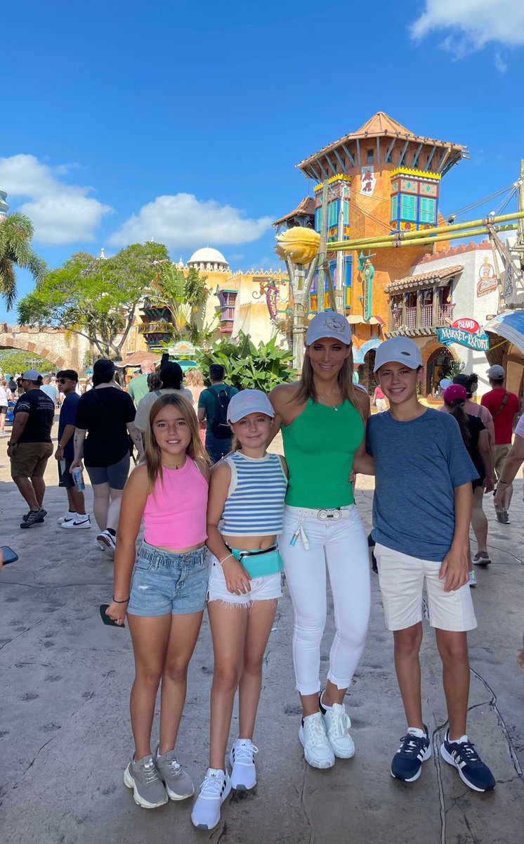 InesSainzG's tweet photo. Una mañana diferente desde Universal 🤩🎢👌🏻 @Kissimmee 
#MyKissimmee #GetBold 
👉🏻 https://t.co/a75GAOq5Sl https://t.co/WhysoebTLl
