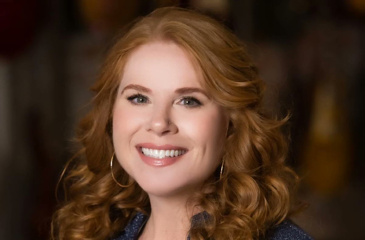 topguitarmag's tweet photo. 1/8 📢Exciting news from @gibsonguitar 🎸! The renowned guitar manufacturer announces the promotion of Elizabeth “Beth” Heidt to Chief Marketing Officer. Beth, a 7-year veteran of Gibson, is known for her expertise in team building and marketing. #Gibson #BethHeidt👏 https://t.co/cVYmfO1RIA