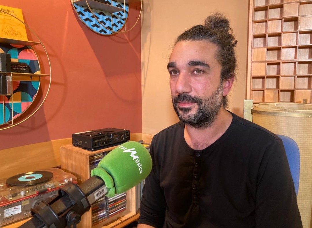assaig_general's tweet photo. 🔴 #ENDIRECTE Bona tarda! Són les sis! Entrevistem el pianista i compositor @CarlesViarnes que ens parla de la seva nova col.laboració artística amb @albagcorral, #Hyper_O,  que és el nou disc del músic català que presentarà a @auditori_gi i al @SonarFestival, entre d'altres https://t.co/ShXwbidVme