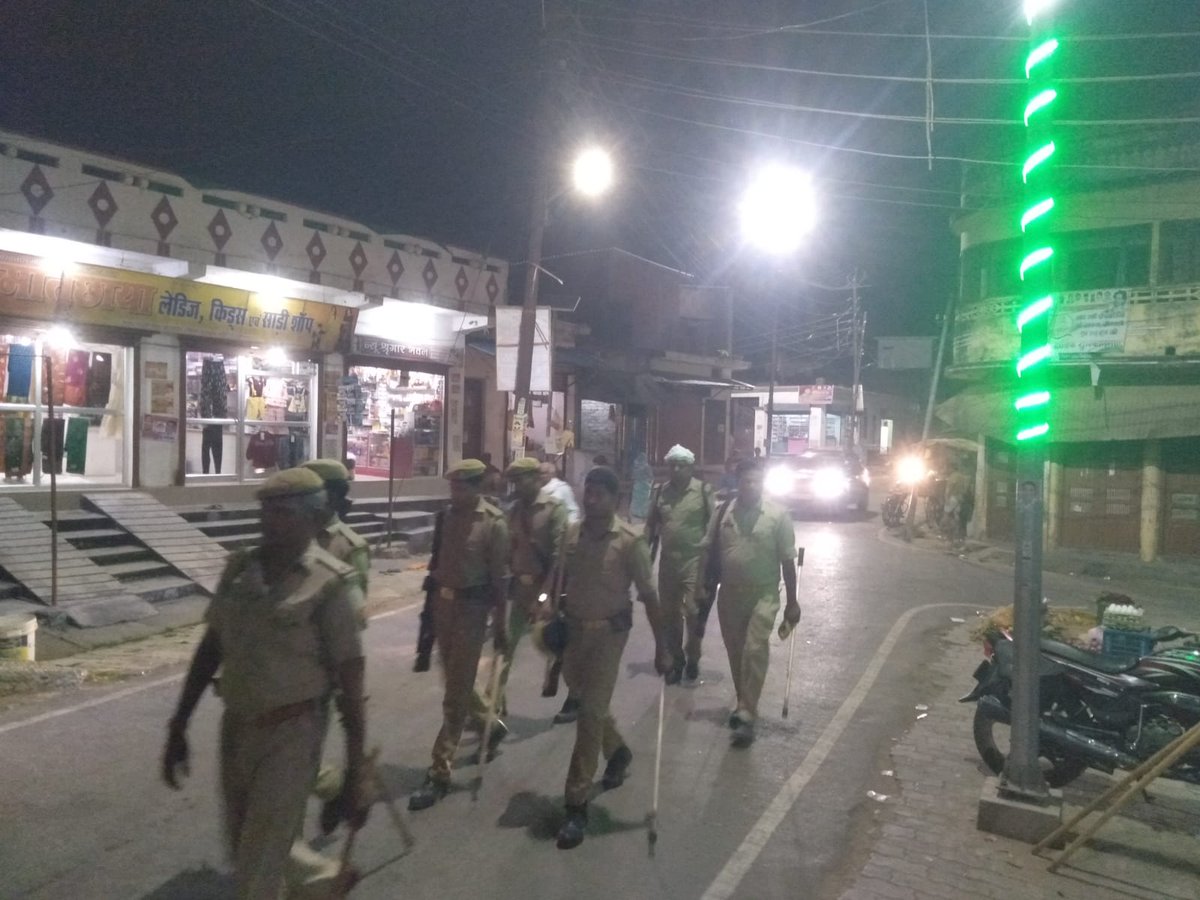 gorakhpurpolice's tweet photo. #gorakhpurpolice 

#sspgorakhpur के निर्देशन में जनपद की सुरक्षा एवं कानून व्यवस्था को बनाये रखने के क्रम में #PsBasgaon पुलिस बल द्वारा #FootPatrolling कर, आमजन मानस को सुरक्षा का अहसास कराया ।              

#UPPolice @dgpup @AdgGkr https://t.co/h5X6SYr8Tl
