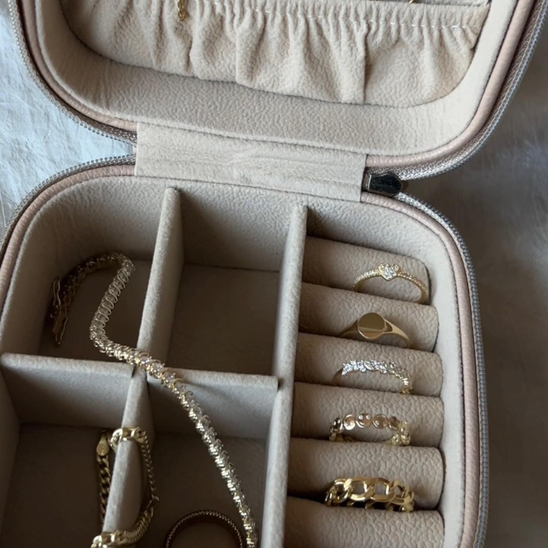 ChesapeakeSq's tweet photo. Update your jewelry box for summer with fresh pieces from Banter by Piercing Pagoda. #shopchesapeake https://t.co/AulNvmxjT6