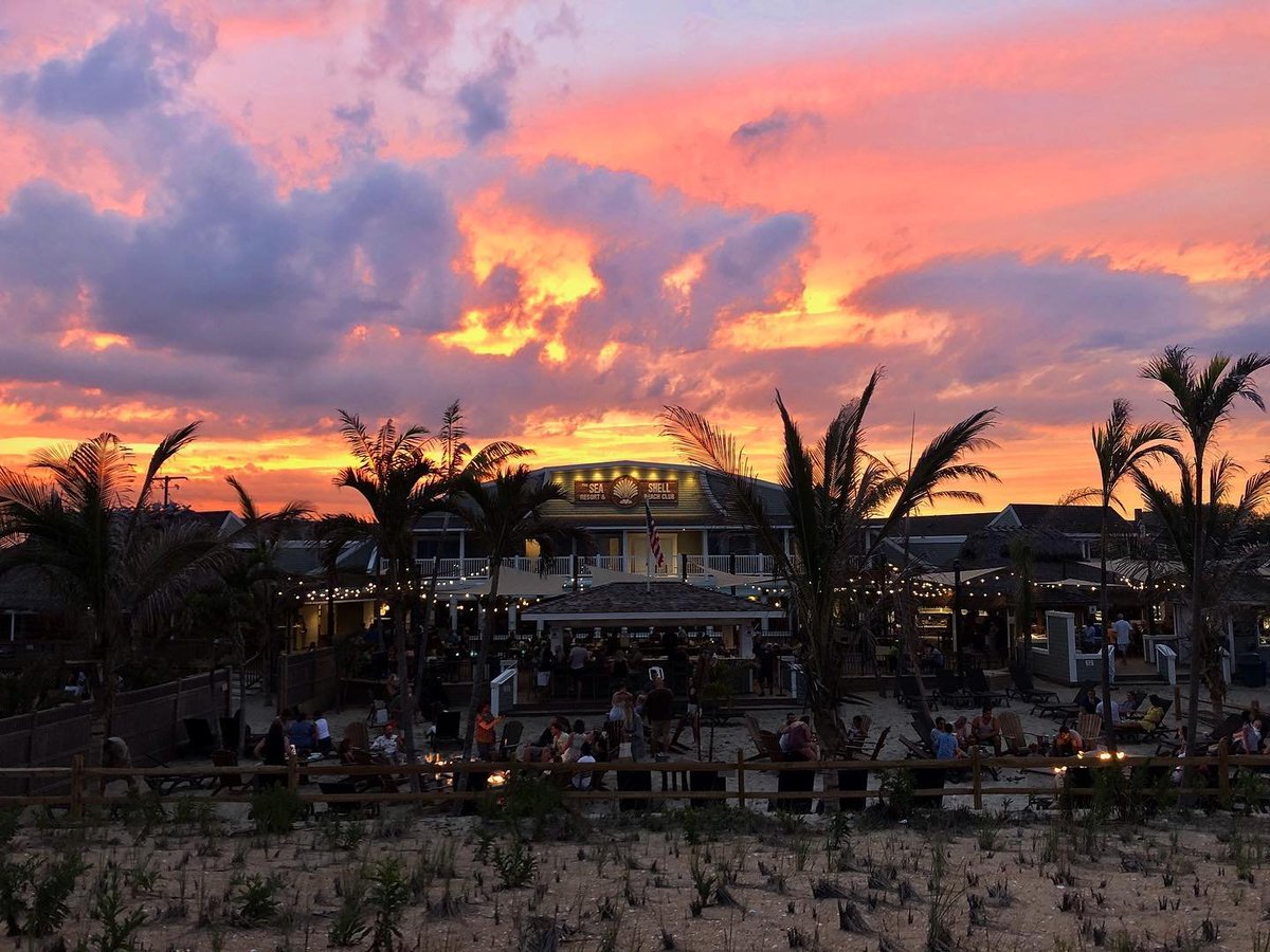 Visit_NJ's tweet photo. Nothing better than a pink sky, a good drink and your toes in the sand. 
📍Long Beach Island, New Jersey
.
.
.
📷: @seashellresort (via Instagram)
#VisitNJ #NewJersey #NJSunsets #LongBeachIsland #LBI #SeaShellResort https://t.co/yARDtKzqNh