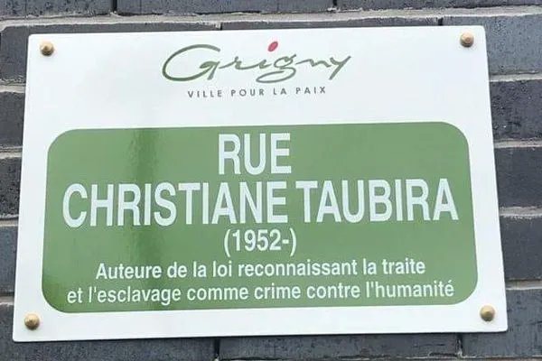 NewZIKradio's tweet photo. La rue "Christiane Taubira" a été inaugurée ce 13 mai à #Grigny, dans l'Essonne. Bientot les ecoles et les abris bus? https://t.co/CXeLEPMR8A