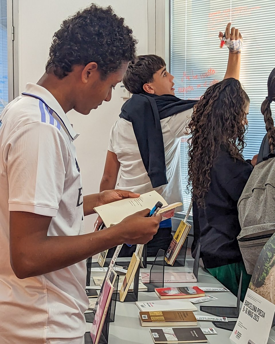Demà s'acaba el #BCNPoesia i per acomiadar-nos hem rebut l'<a href="/instmartipous/">Institut Martí Pous</a> per fer un taller de poesia! Diuen, diuen, que el jovent no llegeix, però han acabat transcrivint una pila de poemes a les nostres finestres, que a cada raig de sol il·luminen uns versos! Gràcies, poetes!🌹