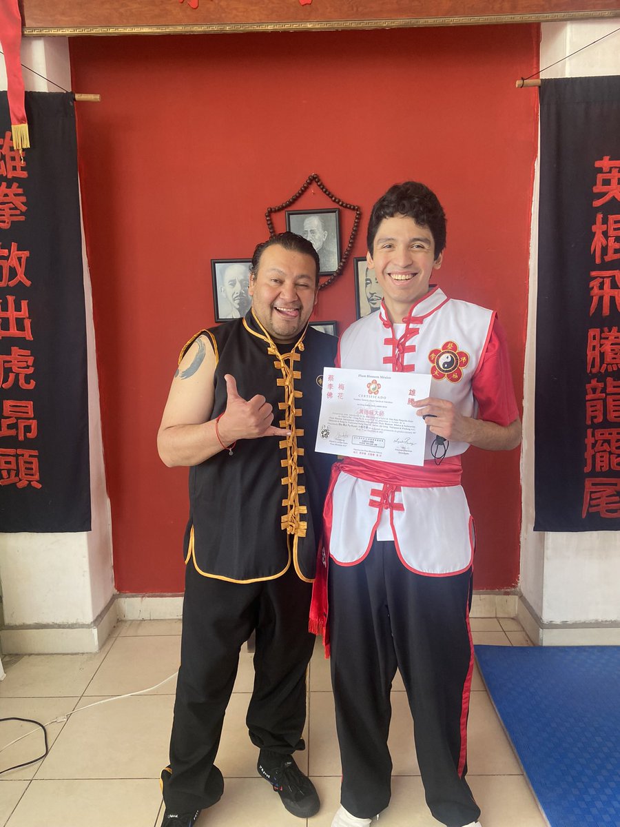 ShinKai9919's tweet photo. Hoy 15 de Mayo se le celebra a los maestros, los maestros en nuestra vida son nuestros padres, los de la escuela. Y están los maestros en las artes marciales, quienes como nosotros también siguen aprendiendo. Feliz Día del Maestro, Sifu Miguel! 🐉🥋☯️#ChoyLiFut #蔡李佛 #HungSing https://t.co/jyl1raLmLl