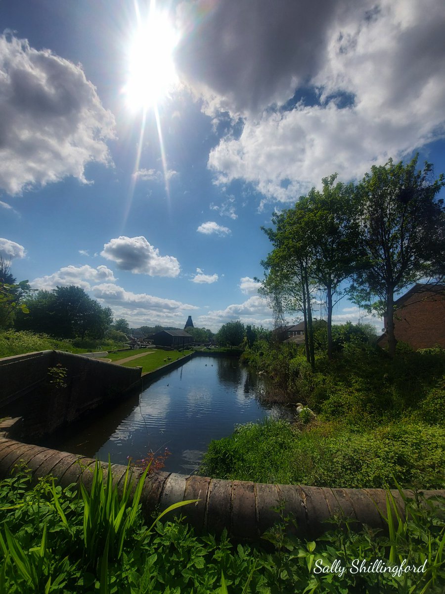 Sunrays blue skies and red house glass cone 📷👌💙 #canalsandriver #blackcountry #redhouseglasscone