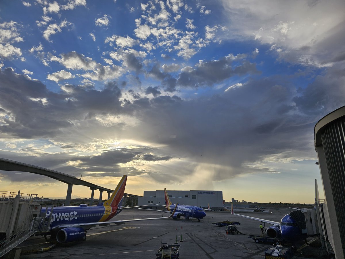 Beautiful morning for a flight. <a href="/PHXSkyHarbor/">Phoenix Sky Harbor International Airport</a>  <a href="/SouthwestAir/">Southwest Airlines</a> #wheelsup