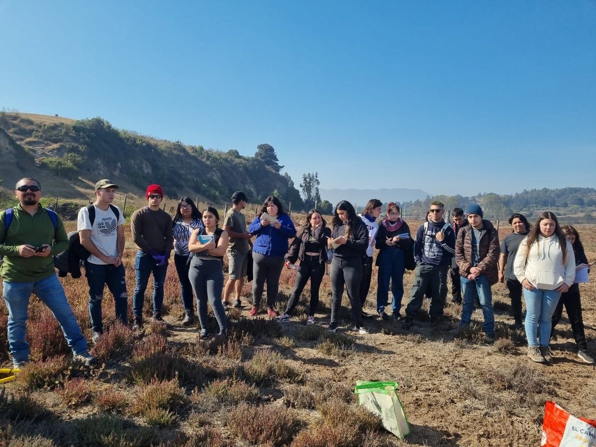 Vernica01139842's tweet photo. Estudiantes de Ingeniería Civil Ambiental en extensa y productiva salida a terreno con un equipo interdisciplinario de cadaémicos.. Nuestros estudiantes conocen la problemática y las estrategias que desarrollamos en Puchuncaví y la contaminación. Ingeniería UPLA. https://t.co/oQP3CI5yYp